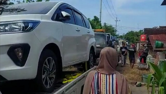 Belasan mobil yang baru dibeli warga Desa Sumurgeneng, Kecamatan Jenu, Kabupaten Tuban. (foto: tangkapan layar facebook)
