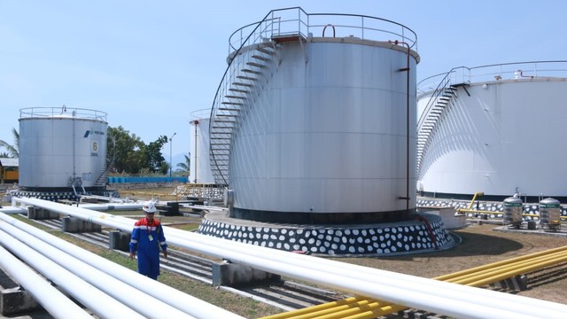 Tanki di 12 lokasi terminal BBM yang sudah rampung di Indonesia Timur. Foto: Dok. Pertamina