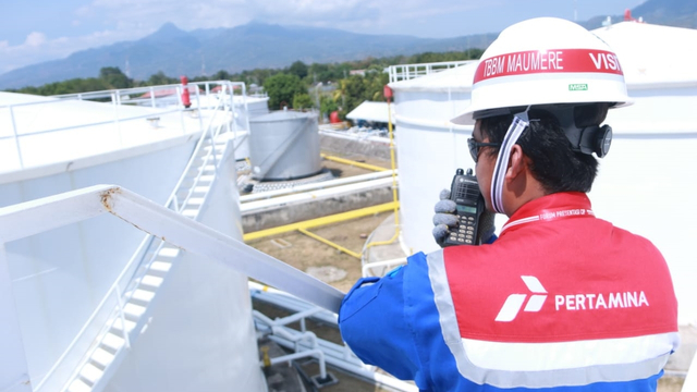 Petugas memantau tanki di 12 lokasi terminal BBM yang sudah rampung di Indonesia Timur. Foto: Dok. Pertamina