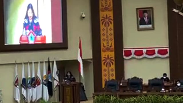 Ketua Badan Kehormatan DPRD Sulawesi Utara, Sandra Rondonuwu ketika membacakan hasil rekomendasi terkait dengan kasus yang menjerat James Arthur Kojongian, oknum Wakil Ketua DPRD Sulawesi Utara