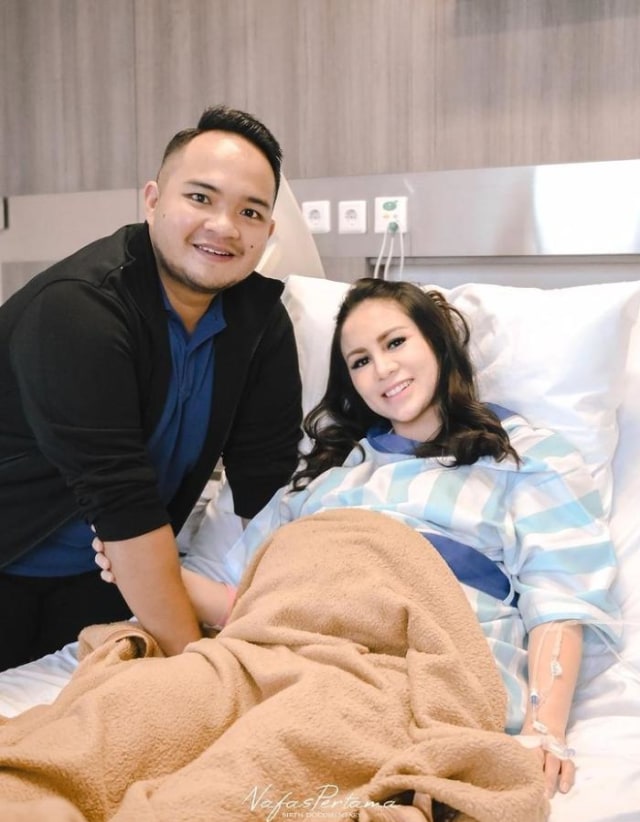 Momo eks Geisha bersama suami, Nicola Reza Samudra. Foto: Instagram @therealmomogeisha