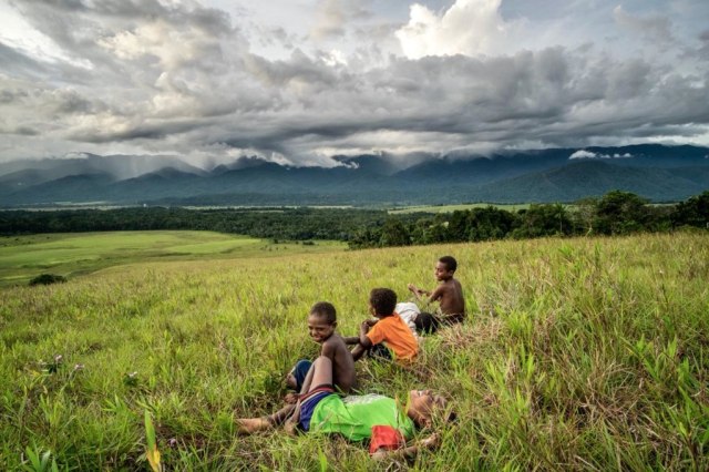 Anak-anak bermain dan menikmati sunset di Bukit Sontiri, Distrik Kebar, Tambrauw, Papua Barat. Foto: Dok.Biro Komunikasi Publik Kementerian Pariwisata