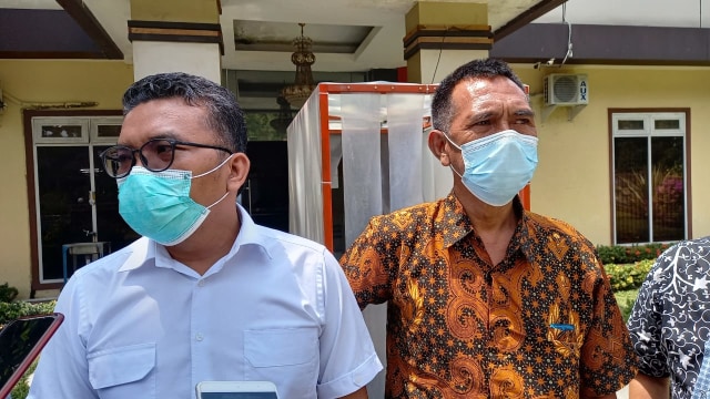 Guru Besar USU Yusuf Henuk dan pengacaranya Rinto Maha, usai menjalani pemeriksaan di Mapolda Sumut. Foto: Rahmat Utomo/kumparan
