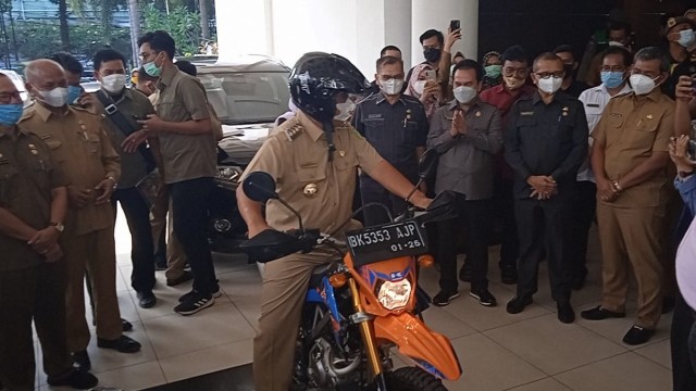 Akhiri Jabatan Jadi Walkot Medan, Akhyar Pamit Pakai Motor Trail (31249)