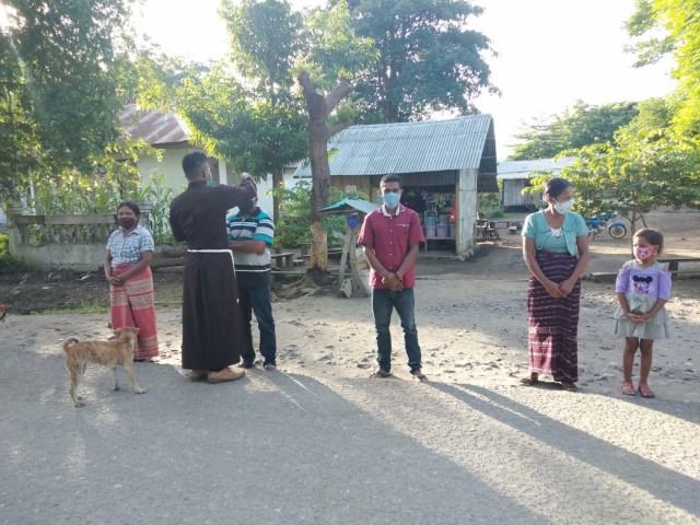 Tampak para Frater di Gereja Arnoldus Janssen Waikomo Lembata, tengah memberi abu bagi umat  katolik di sepanjang pinggir jalan di wilayah tersebut. Rabu (17/2/) pagi. Foto: Teddi Lagamaking. 