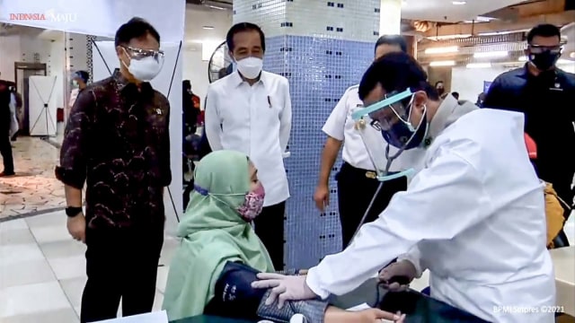 Presiden Joko Widodo didampingi Menkes Budi Gunadi dan Gubernur DKI Anies Baswedan memantau vaksinasi pedagang pasar Tanah Abang. Foto: Youtube Sekretariat Presiden