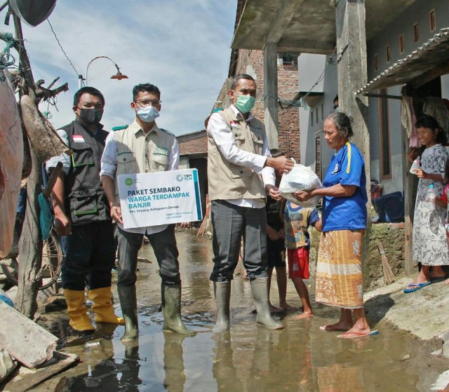 Banjir Demak, Inisiatif Zakat Indonesia dan YBM PLN UP3 Demak Salurkan Sembako