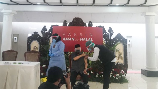 Wakil Presiden Ma'ruf Amin menerima suntikan vaksin corona. Foto: Dok. Istimewa