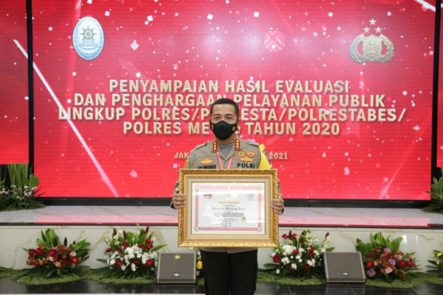 Kapolresta Malang Kota Kombes Pol Leonardus Simarmata saat menerima penghargaan dari Kemenpan RB, Selasa (16/2/2021). Foto : Humas Polresta