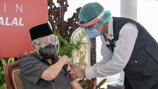 Wakil Presiden Ma'ruf Amin menjalani penyuntikan vaksin di Rumah dinas Diponegoro, Jakarta Pusat.  Foto: Dok. Setwapres