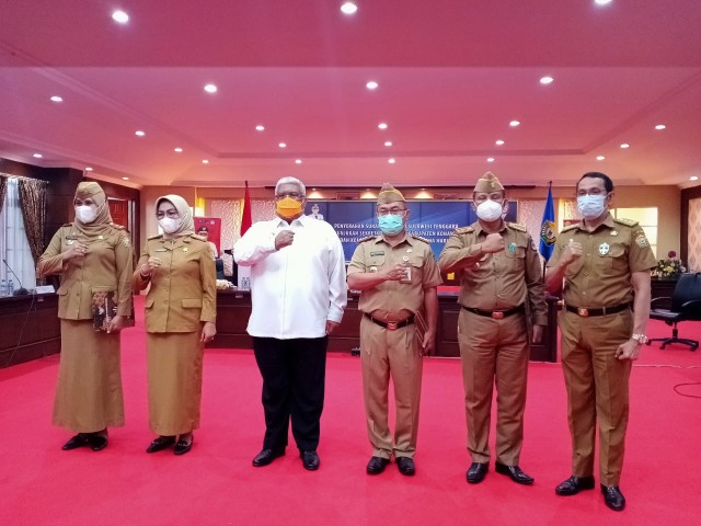 Gubernur Sulawesi Tenggara, Ali Mazi (kemeja putih) bersama Plh Bupati Kolaka Timur, Konawe Kepulauan, dan Buton Utara. Foto: Diskominfo Sultra