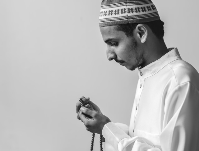 Ilustrasi Membaca Doa Qunut Nazilah, Foto: Dok. Kumparan/Pinterest