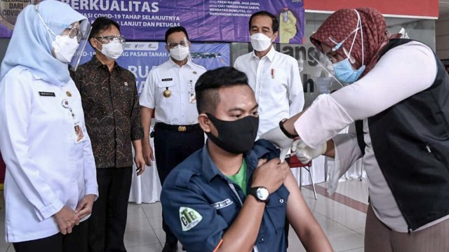 Jokowi Terkesan Vaksinasi Pedagang Tanah Abang: Semua Berbondong-bondong (1)