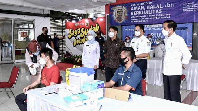 Presiden Joko Widodo tinjau vaksinasi di Pasar Tanah Abang, Jakarta. Foto: Dok. Lukas - Biro Pers Sekretariat Presiden