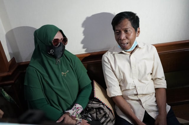 Artis komedi Kiwil bersama Rohimah saat menghadiri sidang cerai dengan agenda keterangan saksi di Pengadilan Agama Jakarta Selatan, Jakarta, Rabu, (17/2/2021). Foto: Ronny