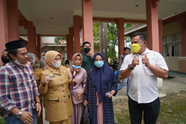 DPRD Kabupaten Bone melakukan mediasi soal pemecatan guru honorer Hervina setelah mengunggah gaji Rp 700 ke Facebook. Foto: Dok. Istimewa