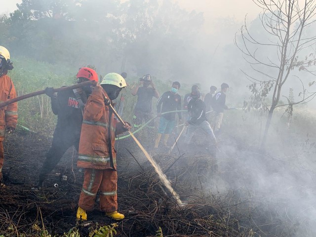 Rahma ikut memadamkan api saat terjadi Karhutla di Pontianak. Foto: Teri/Hi!Pontianak