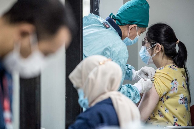 Vaksinator menyuntikan vaksin COVID-19 Sinovac dosis kedua kepada tenaga kesehatan saat Gebyar Vaksin COVID-19 di Gedung Sasana Budaya Ganesha (Sabuga) ITB, Bandung, Jawa Barat, Rabu (17/2/2021). Foto: M Agung Rajasa/ANTARA FOTO