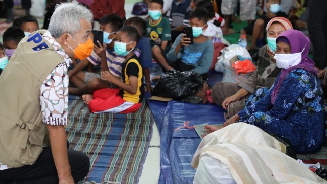 Gubernur Jawa Tengah, Ganjar Pranowo mengunjungi ratusan pengungsi di Aula Kecamatan Pekalongan Barat, Kota Pekalongan, Rabu (17/2). Foto: Pemprov DKI Jakarta