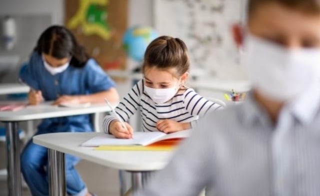 Ilustrasi anak belajar di sekolah menggunakan masker (Istimewa)