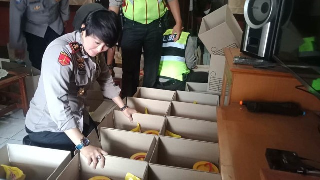 Kapolsek Astana Anyar Kompol Yuni Purwanti Kusuma Dewi mengecek sembako. Foto: Instagram.com/polsekastanaanyar