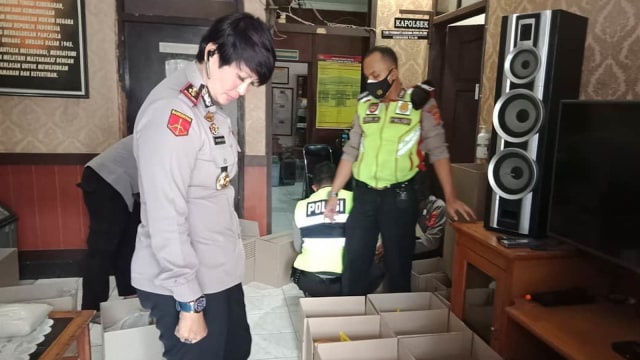 Kapolsek Astana Anyar Kompol Yuni Purwanti Kusuma Dewi mengecek sembako. Foto: Instagram.com/polsekastanaanyar