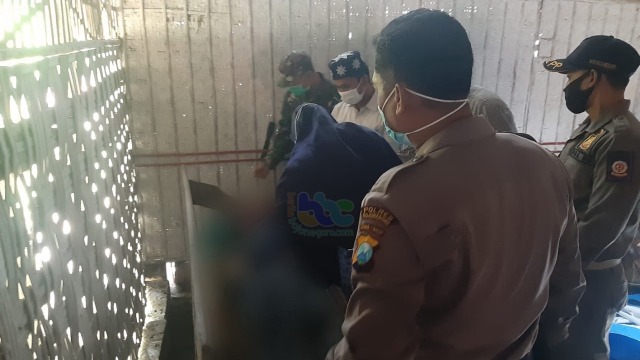 Petugas saat lakukan identifikasi mayat Jumilah (40), warga Desa Temu, Kecamatan Kanor, Kabupaten Bojonegoro, yang meninggal dunia akibat tersengat aliran listrik. Rabu (17/02/2021) (foto: iatimewa)