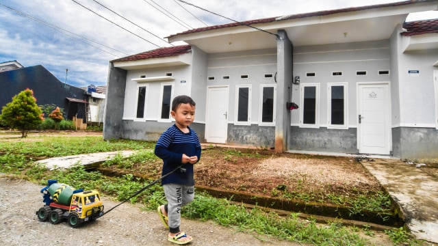 Seorang bocah bermain di kawasan perumahan subsidi pemerintah di Perumahan Sasak Panjang 2, Tajur Halang, Bogor, Jawa Barat, Rabu (17/2/2021). Foto: Muhammad Adimaja/ANTARA FOTO