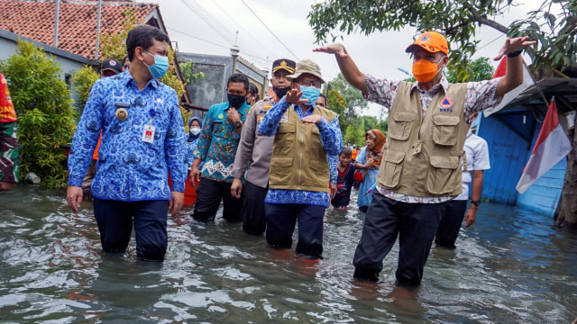 Gubernur Jawa Tengah Ganjar Pranowo (kanan) didampingi Wakil Wali Kota Pekalongan Afzan Arslan Djunaid (kiri) meninjau banjir di Pekalongan, Jawa Tengah, Rabu (17/2/2021). Foto: Harviyan Perdana Putra/ANTARA FOTO