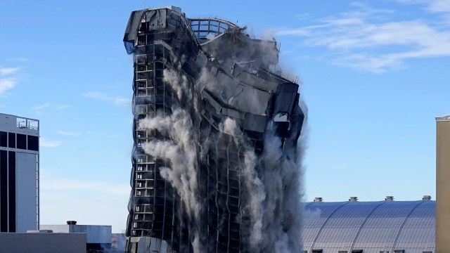 Bangunan Trump Plaza Casino yang dihancurkan hari ini oleh ledakan di Atlantic City, New Jersey, AS, Rabu (17/2). Foto: Sett Wenig/AP Photo