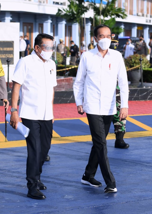 Presiden Joko Widodo (kanan) saat akan berangkat dalam kunjungannya menuju Kota Banjarbaru, Kalimantan Selatan, Kamis (18/2) Foto: Lukas/Biro Pers Sekretariat Presiden