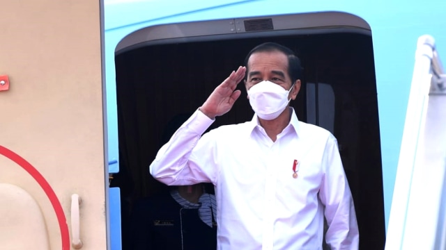 Presiden Joko Widodo saat akan berangkat dalam kunjungannya menuju Kota Banjarbaru, Kalimantan Selatan, Kamis (18/2) Foto: Lukas/Biro Pers Sekretariat Presiden