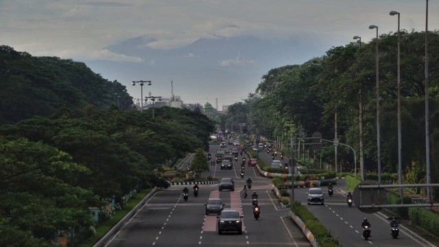 Gunung Gede Pangrango yang terlihat dari Jalan HBR Motik, Kemayoran, Jakarta, Kamis (18/2). Foto: Jamal Ramadhan/kumparan