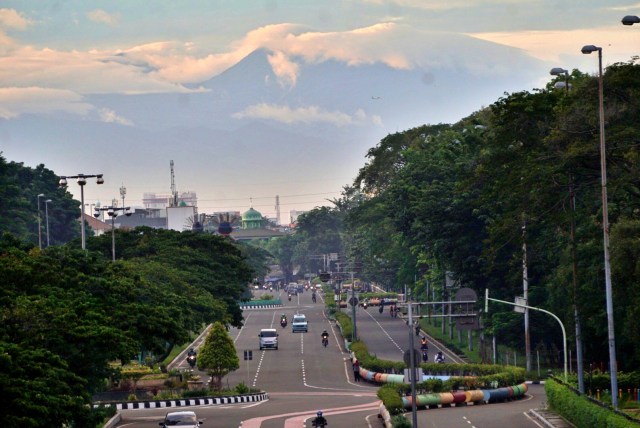 Gunung Gede Pangrango yang terlihat dari Jalan HBR Motik, Kemayoran, Jakarta, Kamis (18/2). Foto: Jamal Ramadhan/kumparan