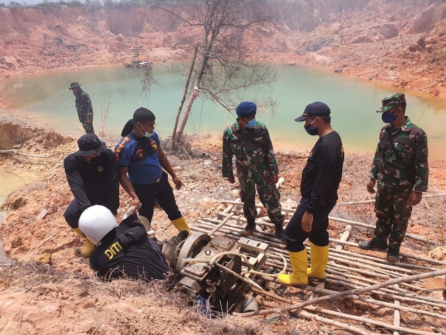 Petugas Lanud Batam dan Ditpam BP Batam saat menyita mesin tambang ilegal. Foto: Istimewa