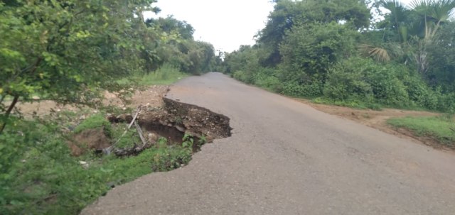 Kerusakan di ruas jalan provinsi di Desa Lengkosambi. Foto: Arkadius Togo.