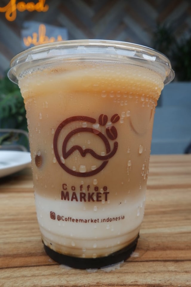 Coffe Latte, salah satu menu Coffe Market berlokasi di Jalan KH. Ahmad Dahlan, Kupang Teba, Kecamatan Teluk Betung Utara, Kota Bandar Lampung. Kamis (18/2). | Foto : Bella Sardio/Lampung Geh