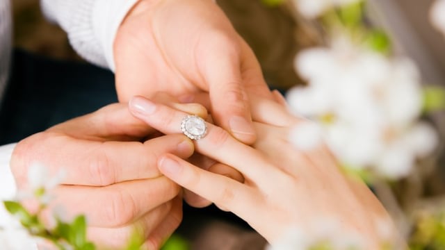 Ilustrasi memasang cincin di pernikahan. Foto: thinkstock