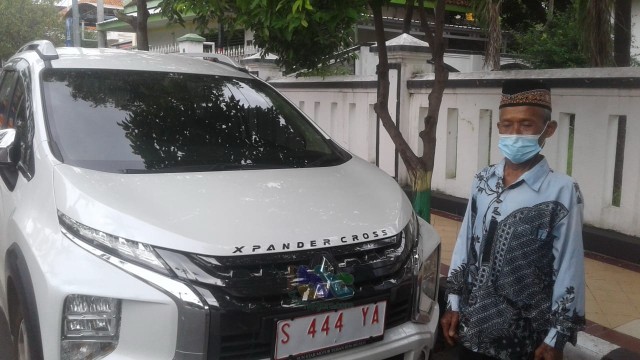 Matraji, warga Desa Sumurgeneng, Kecamatan Jenu, Kabupaten Tuban, dengan mobil barunya, Mitsubishi Xpander. (foto: ayu/beritabojonegoro)