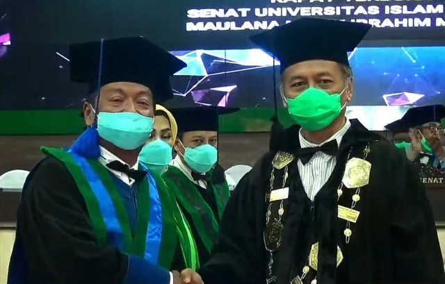 Prof Dr Nur Asnawi MAg (kiri) bersama Rektor UIN Malik Ibrahim Malang, Prof Abdul Haris (kanan). Foto: dok