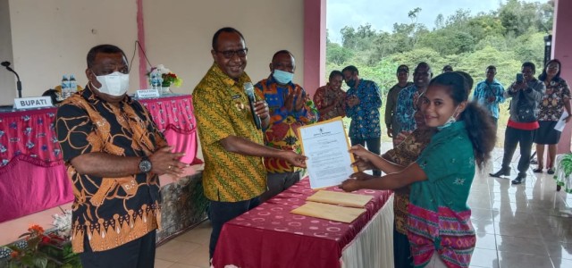Penyerahan SK Kontrak Guru Kabupaten Maybrat oleh Buoati, Bernard Sagrim yang disaksikan Sekda dan Kepala Dinas Pendidikan