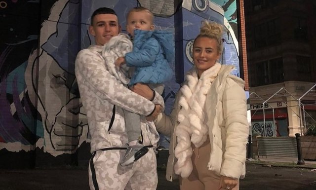 Phil Foden bersama kekasihnya, Rebecca Cooke dan anak mereka, Ronnie. Foto: Instagram/@philfoden
