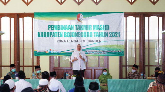 Bupati Bojonegoro Dr Hj Anna Muawanah saat beri sambutan dalam acara pembinaan pada Takmir Masjid. Kamis (18/02/2021) (foto: istimewa)