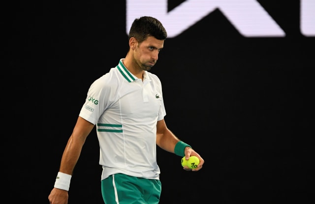 Novak Djokovic saat melawan Aslan Karatsev di Australian Open 2021. Foto: Jaimi Joy/Reuters