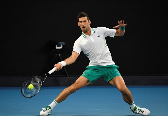 Novak Djokovic saat melawan Aslan Karatsev di Australian Open 2021. Foto: Jaimi Joy/Reuters