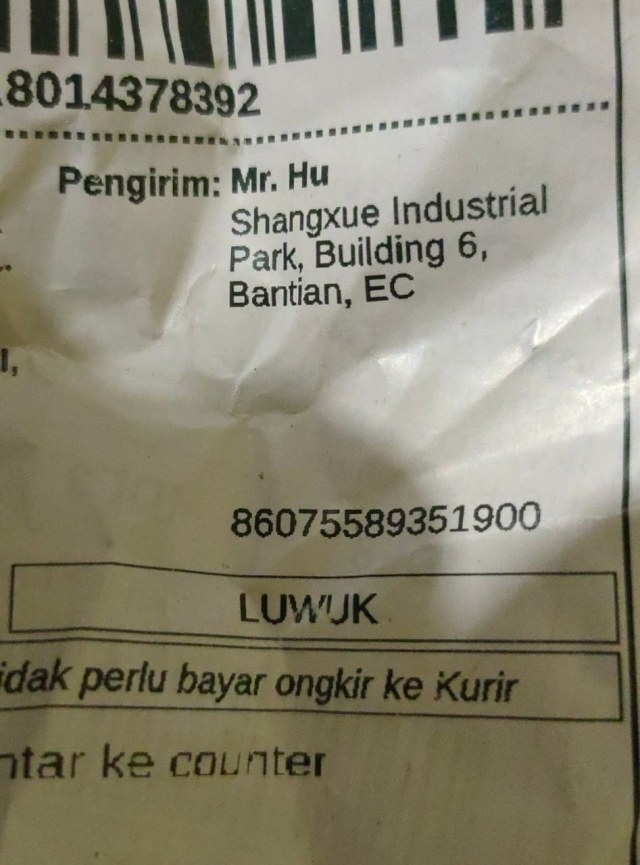 Sebuah paket yang tertera nama pengirim Mr. Hu. Foto: Twitter @zulastt
