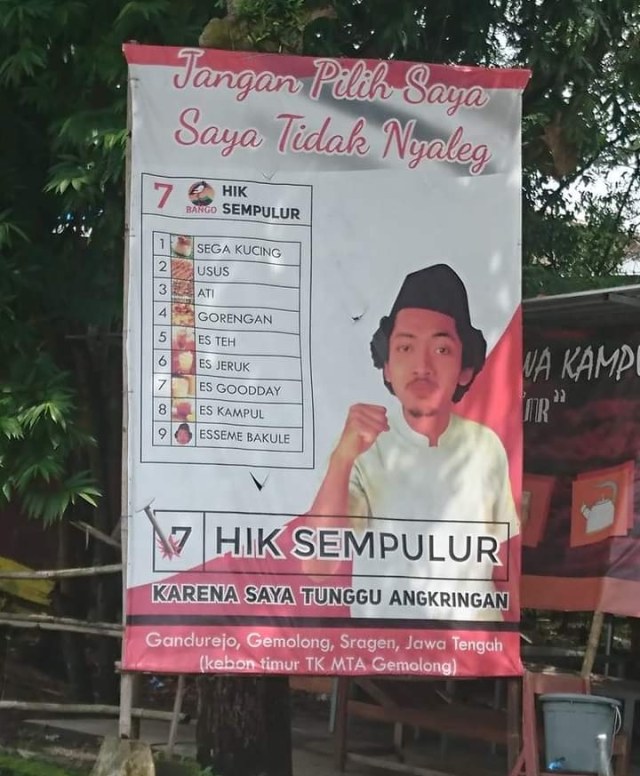 Viral seorang pengusaha angkringan di Jawa Tengah mempromosikan usahanya dengan baliho seperti seorang caleg. (Foto: Twitter @txtdarioffstore)