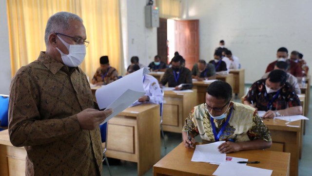 Sekda Aceh, Taqwallah memantau pelaksanaan seleksi. Foto: Suparta/acehkini