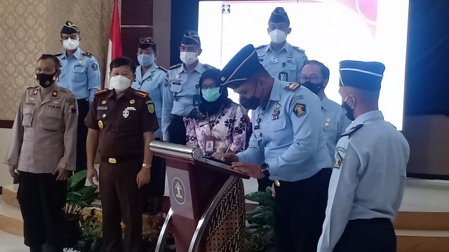 (Plt) Kepala Kantor Wilayah Kemenkumham Jateng, Lucky Agung Binarto menandatangani pakta integritas di Kantor Imigrasi Solo