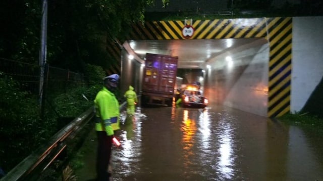 Air menggenang di kolong Tol Cawang arah Tanjung Priok, Jakarta, Jumat (19/2). Foto: Twitter/@TMCPoldaMetro